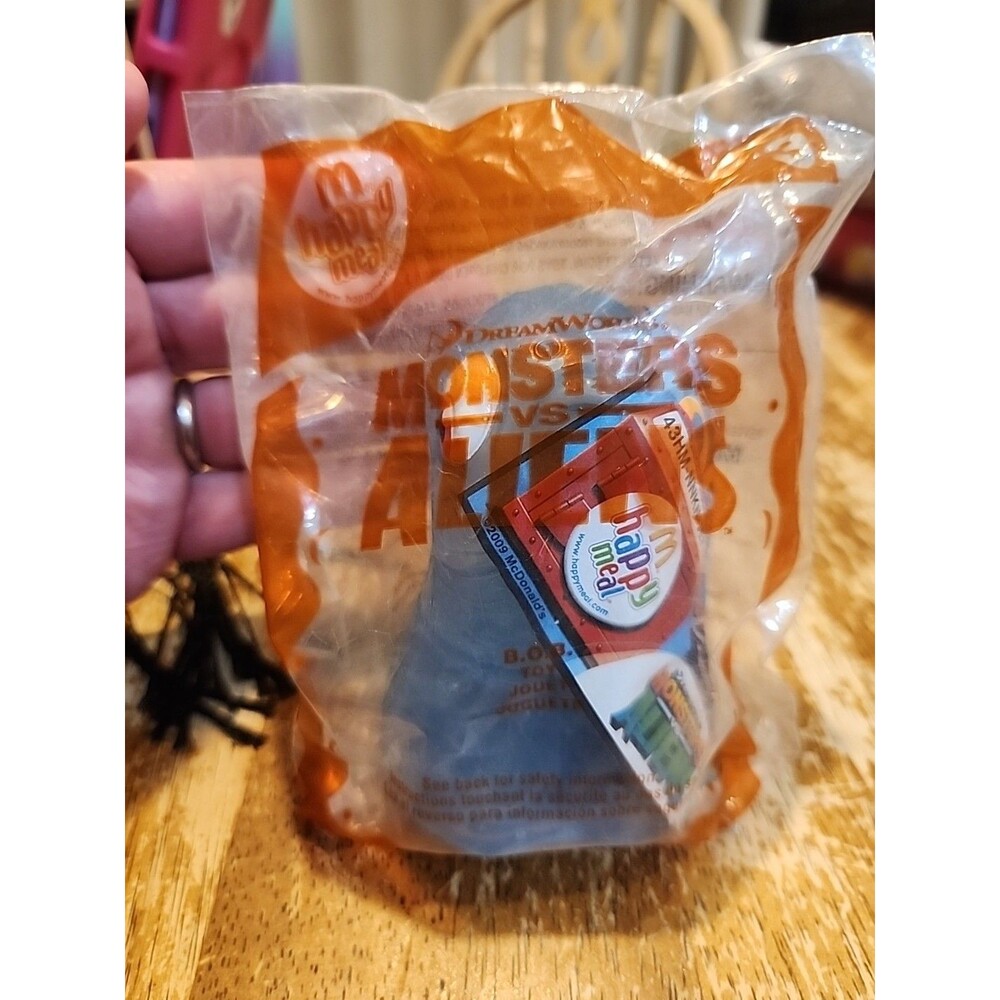 NEW Sealed 2009 MONSTERS VS. ALIENS MCDONALDS HAPPY MEAL TOY - B.O.B. #3